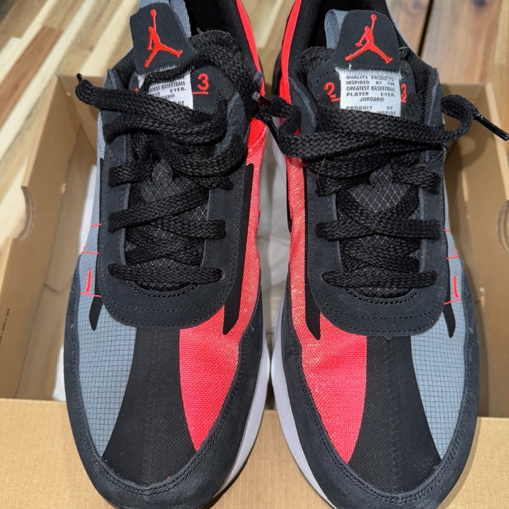 Nike Men's Black and Red Athletic Shoes